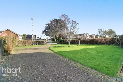 5 bed property, in Village Green Avenue, £600,000