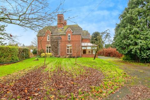 4 bed property, in Sinton Green, £430,000