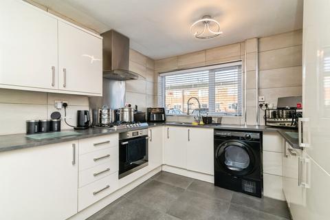 3 bed property, in Newmarket Road, £165,000