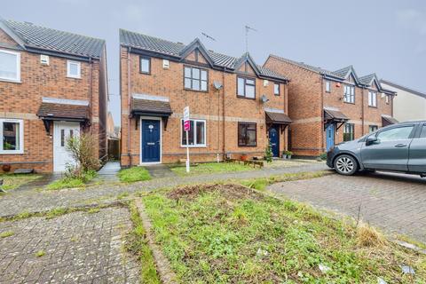 2 bed property, in The Spinneys, £120,000