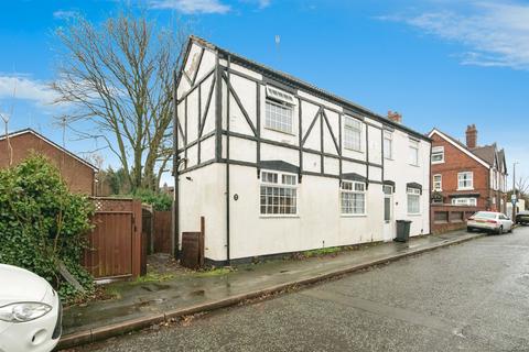 2 bed property, in Victoria Street, £110,000