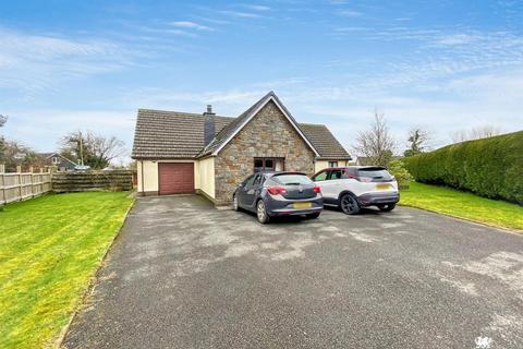 5 bed property, in Green Meadow Close, £500,000