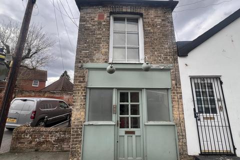 1 bed property, in Bridge Street, £220,000