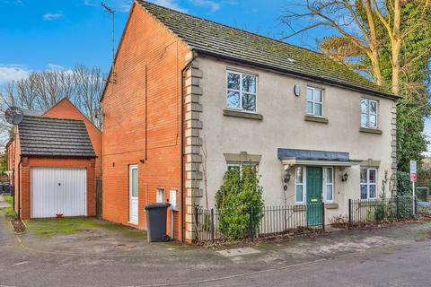 4 bed property, in Woodland Close, £270,000