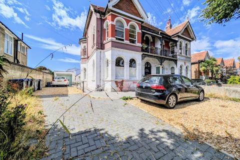 1 bed property, in Heene Road, £220,000