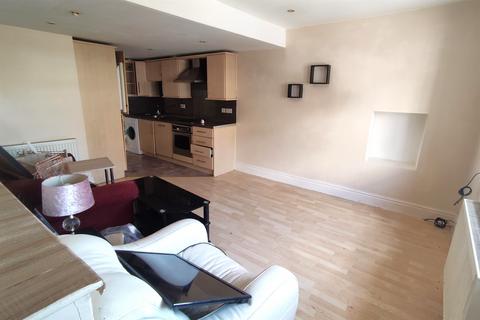 2 bed property, in Town Street, £140,000