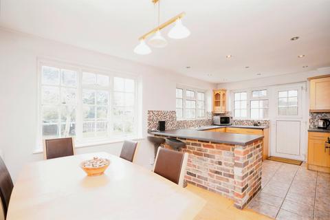 4 bed property, in Front Street, £450,000