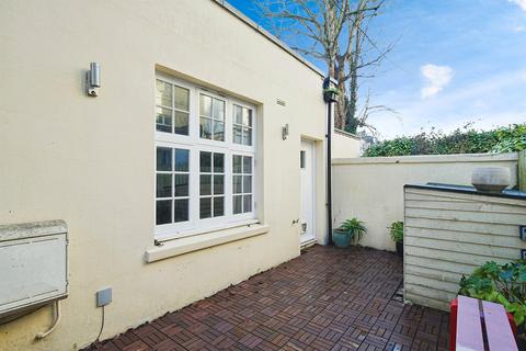 1 bed property, in Brunswick Place, £300,000