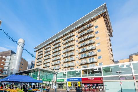 1 bed property, in High Street, £200,000