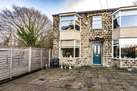 2 bed property, in Ravensknowle Road, £150,000