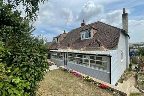 4 bed property, in Hillcrest Road, £425,000