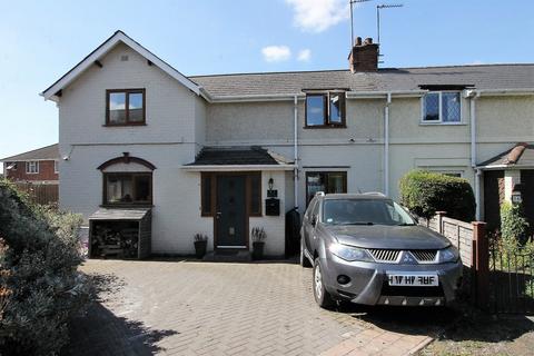 3 bed property, in Vicarage Road, £240,000