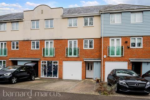 3 bed property, in St. Annes Drive North, £450,000