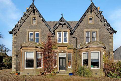 5 bed property, in Sandyhill Road, £440,000