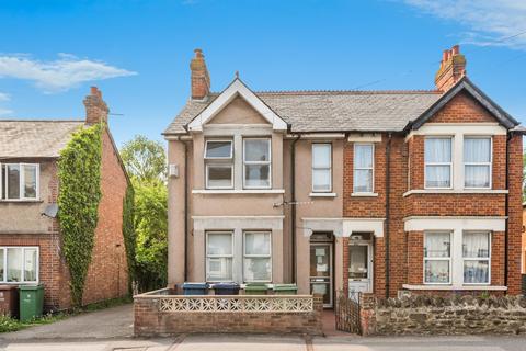 5 bed property, in Hollow Way, £525,000