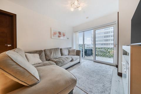 2 bed property, in Victoria Avenue, £240,000