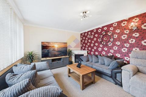 3 bed property, in Hillside Gardens, £275,000