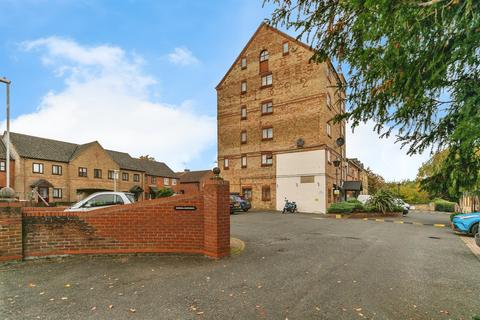 1 bed property, in Great Whyte, £80,000