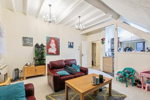 1 bed property, in Great Whyte, £80,000