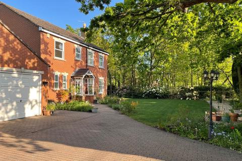 4 bed property, in Crow Park, £550,000