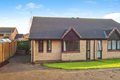 2 bed property, in Tudor Court, £180,000