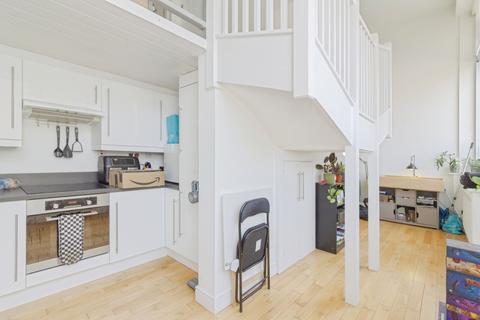 2 bed property, in Lee Street, £70,000