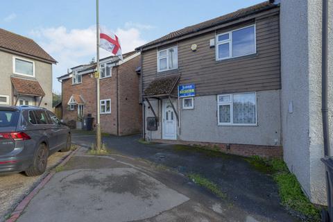 4 bed property, in Pitchens Close, £190,000