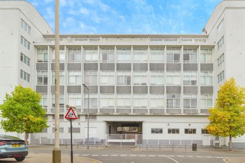 2 bed property, in Lee Street, £100,000
