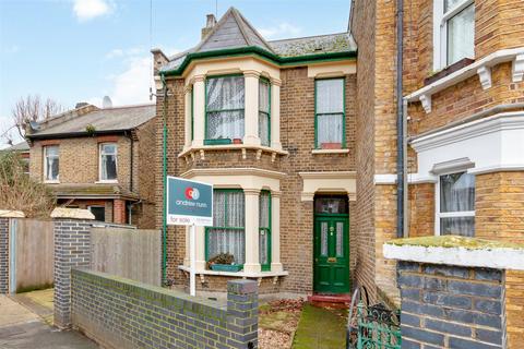 2 bed property, in Newton Avenue, £735,000