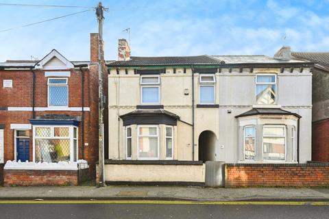 4 bed property, in Carter Lane, £180,000