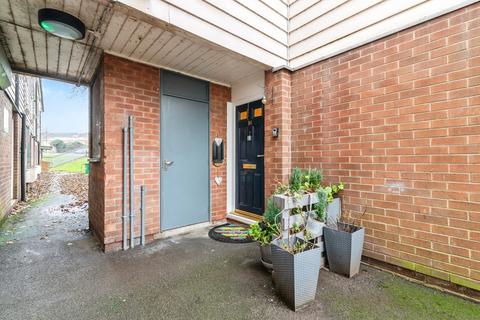 2 bed property, in Wyton Close, £90,000