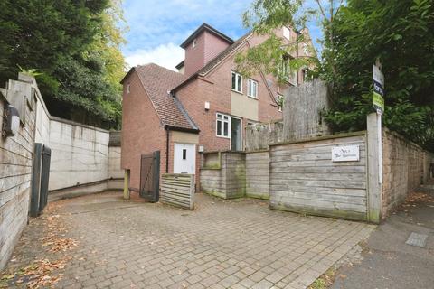 3 bed property, in Harrington Drive, £280,000