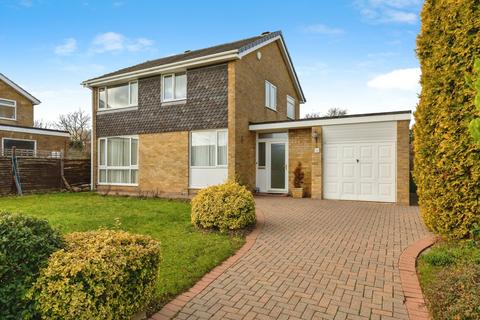 4 bed property, in Valley Drive, £450,000