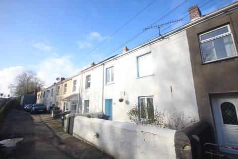 2 bed property, in Holmbush Road, £118,000