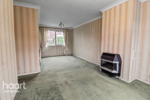 2 bed property, in Snowdon Court, £180,000