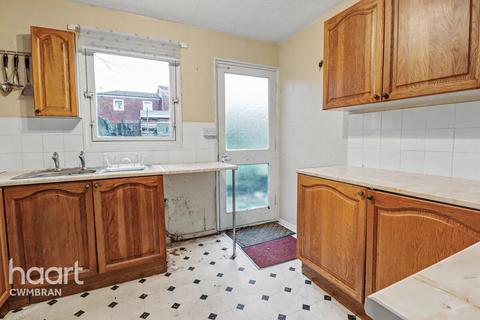2 bed property, in Snowdon Court, £180,000