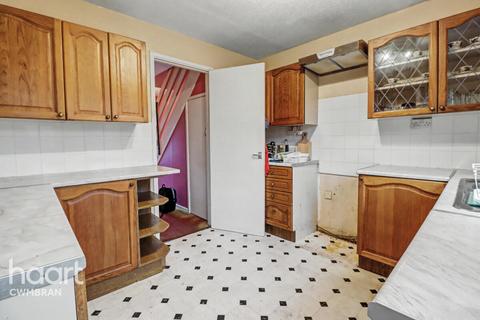 2 bed property, in Snowdon Court, £160,000