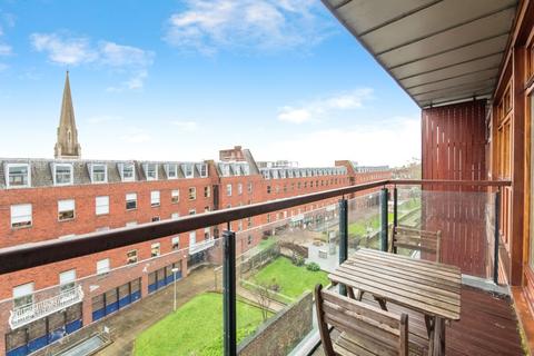 1 bed property, in Roman Walk, £215,000