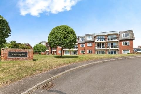 2 bed property, in Cranford Avenue, £240,000