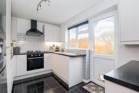 2 bed property, in The Pines, £325,000