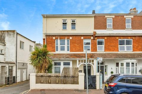 1 bed property, in Garfield Road, £115,000