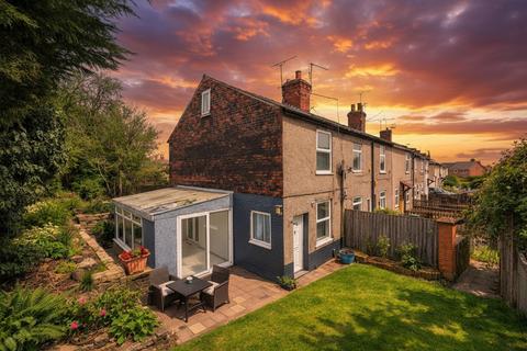 2 bed property, in George Street, £100,000