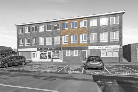 3 bed property, in Elm Park, £220,000