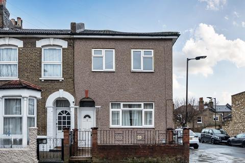 4 bed property, in Brayards Road, £950,000