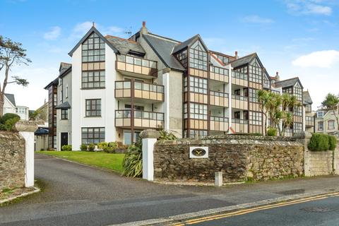 2 bed property, in Cliff Road, £450,000