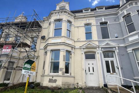1 bed property, in Wilderness Road, £80,000
