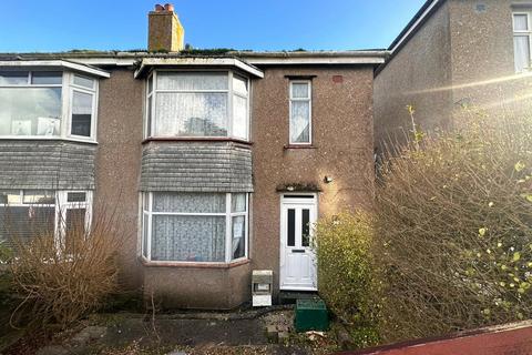 2 bed property, in Gloucester Road, £150,000