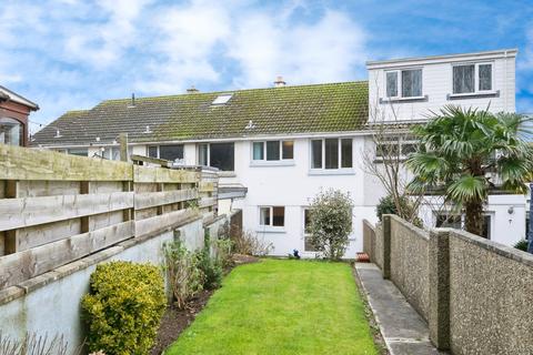 3 bed property, in Manor Way, £255,000
