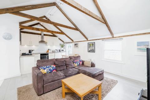 2 bed property, in Winsom Court, £170,000