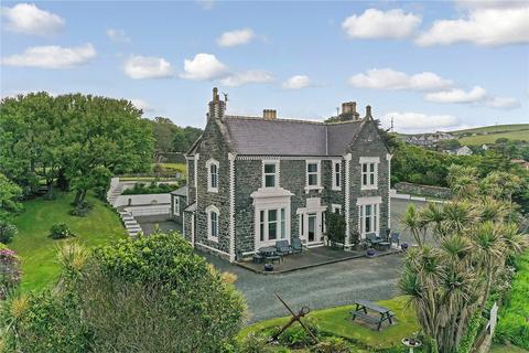 8 bed property, in Braefield Road, £580,000